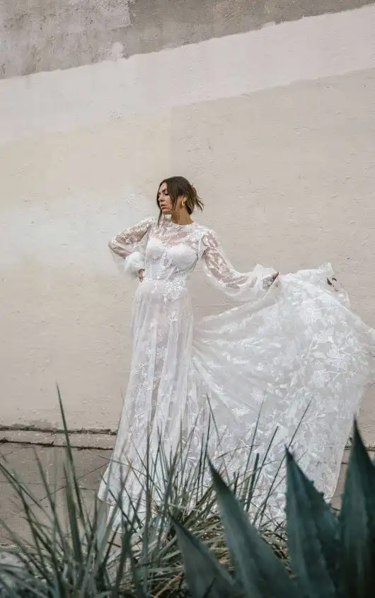 Langärmeliges Boho-Hochzeitskleid aus Spitze mit transparentem hohem Ausschnitt, WYNTER, by All Who Wander