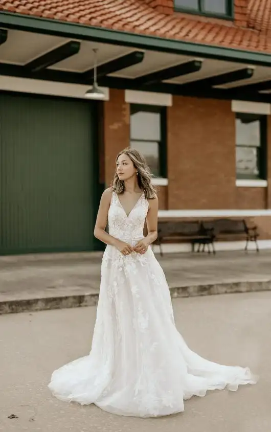 Schlichtes Brautkleid aus Spitze in A-Linie mit Schulterträgern, D3654, by Essense of Australia
